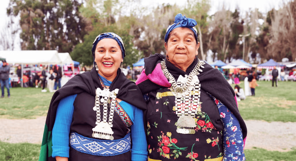 2 Mapuche Indigenous women.
